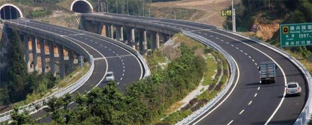 拖拉机能上高速公路吗,拖拉机可以上高速吗 视频