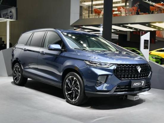 奥迪a4l发动机油加几升(2023款奥迪a8l 55tfsi豪华型白色)